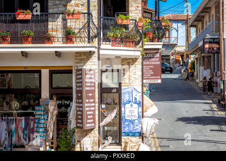 PANO LEFKARA, Zypern - 17. JUNI 2018: Spitze und Silber Shop auf der Dorfstraße. Stockfoto