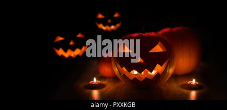 Halloween Jack-o-lanterns Brennen in der Dunkelheit Stockfoto