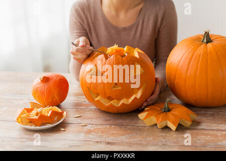Nahaufnahme der Frau schnitzen Halloween Kürbis Stockfoto