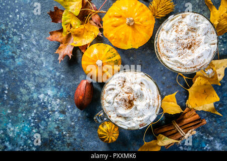 Pumpkin spice Latte in Glas Tassen auf konkrete blauer Hintergrund Stockfoto