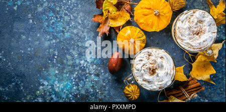 Pumpkin spice Latte in Glas Tassen auf konkrete blauer Hintergrund Stockfoto