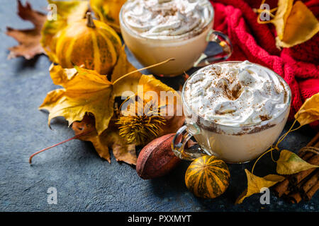 Pumpkin spice Latte in Glas Tassen auf konkrete blauer Hintergrund Stockfoto