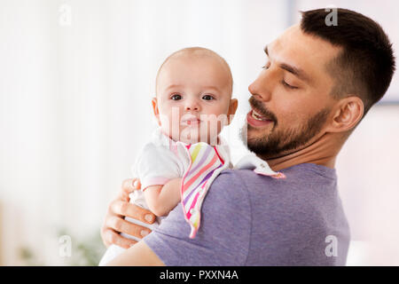 Vater mit kleines Mädchen zu Hause Stockfoto