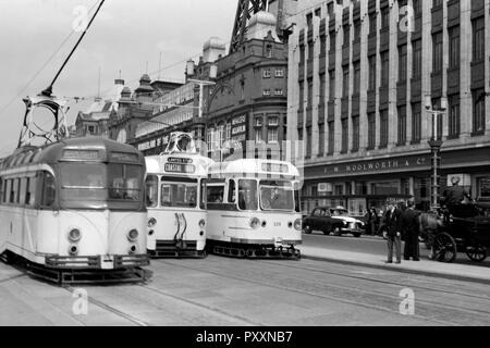 1960 in Blackpool, Lancashire mit drei Single Deck Straßenbahnen außerhalb Woolworths Store (Hinweis Der alte shopfront und Logo/Lackierung). Stockfoto