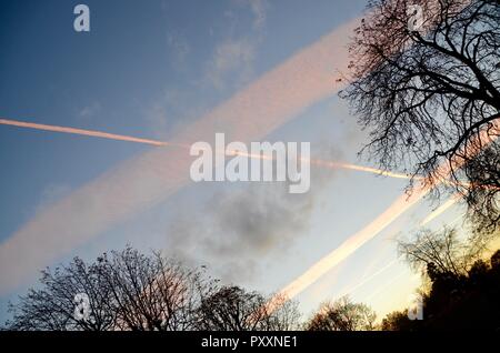 Kondensstreifen farbige Pink von Sonnenuntergang über London England links Stockfoto