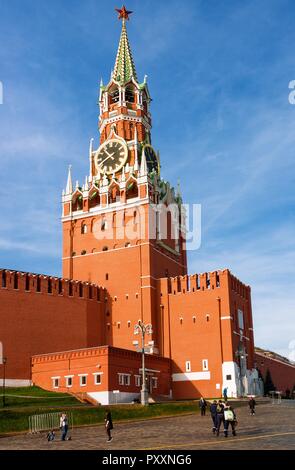 Moskau, Russland - Oktober 16, 2018: Retter Spasskaja Turm (Turm) im Herbst, der Moskauer Kreml, Russland Stockfoto