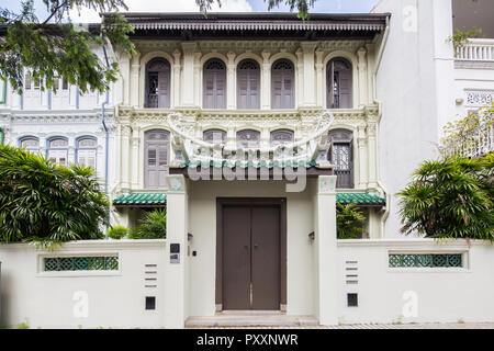 Eine Frontansicht eines traditionellen Hauses mit Chinesischen dekorative Elemente, ist Zustand bei Emerald Hill, Singapur konserviert. Stockfoto