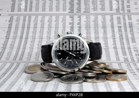 High Class männlichen Watch liegen auf Münzen, Börse-anführungsstriche im Hintergrund Stockfoto