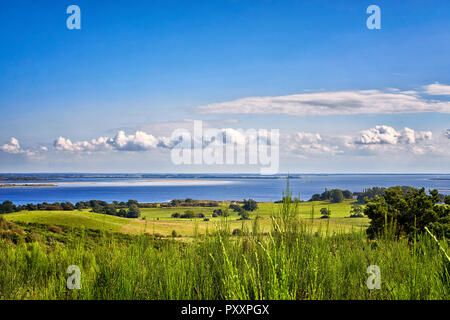 Landschaft und Ostsee mit Wolken auf der Insel Hiddensee. Panorama von Hiddensee. Stockfoto