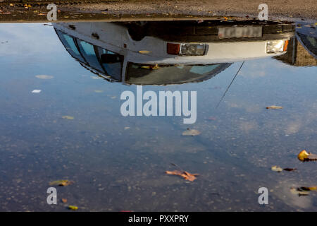 Wagen Sie sich in das Wasser auf der Straße, Lettland. Stockfoto