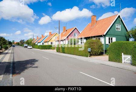 Traditionelle bunte Holz- Schwedischen Häuser in den Vororten von Nexo, Bornholm, Dänemark. Die Häuser sind das Geschenk vom schwedischen Staat nach dem Ende des Stockfoto