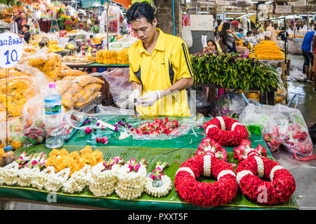 Bangkok, Thailand - 26. Sept 2018: ein Anbieter macht Girlanden in der Pak Khlong Talat Blumenmarkt. Viele Girlanden sind hier gemacht. Stockfoto