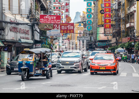 Bangkok, Thailand - 26. Sept 2018: Verkehr auf Yaowarat Road. Dies ist die Hauptstraße durch Chinatown. Stockfoto