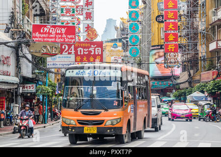 Bangkok, Thailand - 26. Sept 2018: Verkehr auf Yaowarat Road. Dies ist die Hauptstraße durch Chinatown. Stockfoto