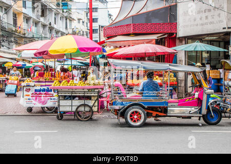 Bangkok, Thailand - 26. Sept 2018: Typische Szene auf Yaowarat Road. Dies ist die Hauptstraße obwohl Chinatown. Stockfoto