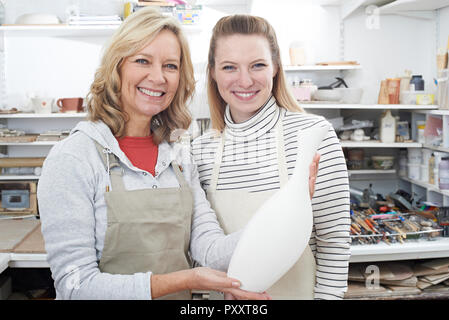 Portrait von reife Frau mit Lehrer in Vase Keramik Klasse Stockfoto
