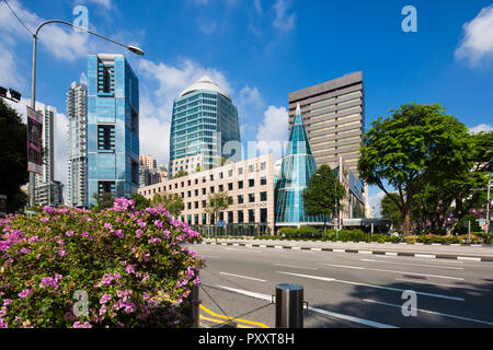 Architekturansicht des Wheelock Place an der Orchard Road und der leeren Straße. Singapur. Stockfoto