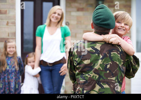 Sohn Gruß militärischen Vater auf Urlaub zu Hause Stockfoto