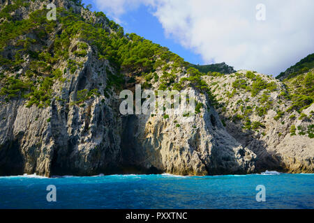 Imposante Felsformationen in der Nähe von Coll Baix Strand, Alcudia, im Norden Mallorcas Küste, Mallorca, Balearen, Spanien. Stockfoto