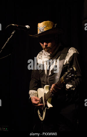 Paul Kategorie Engel Solospiel auf Gitarre, Gesang und kazoo am 2018 Stoke Newington Musikfestival in der Mascara Bar in seiner Signatur Strohhut Stockfoto