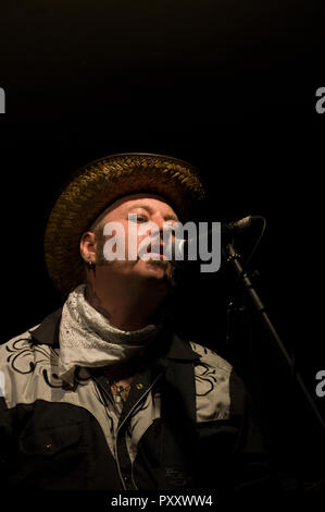 Paul Kategorie Engel Solospiel auf Gitarre, Gesang und kazoo am 2018 Stoke Newington Musikfestival in der Mascara Bar in seiner Signatur Strohhut Stockfoto