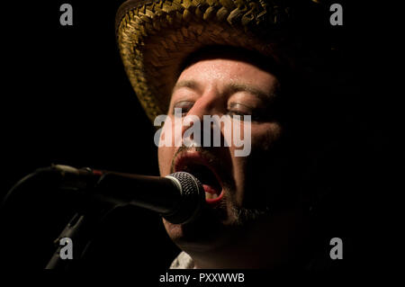 Paul Kategorie Engel Solospiel auf Gitarre, Gesang und kazoo am 2018 Stoke Newington Musikfestival in der Mascara Bar in seiner Signatur Strohhut Stockfoto