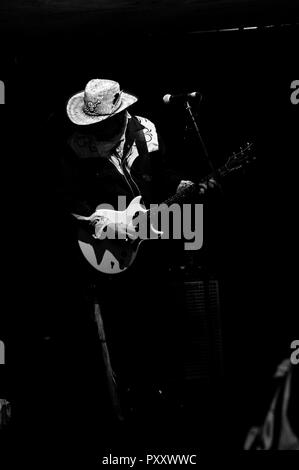 Paul Kategorie Engel Solospiel auf Gitarre, Gesang und kazoo am 2018 Stoke Newington Musikfestival in der Mascara Bar in seiner Signatur Strohhut Stockfoto