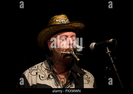 Paul Kategorie Engel Solospiel auf Gitarre, Gesang und kazoo am 2018 Stoke Newington Musikfestival in der Mascara Bar in seiner Signatur Strohhut Stockfoto