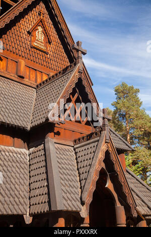 Detail der rekonstruierten Holz- Gol Stabkirche (Gol Stavkyrkje) mit Drachen und Kreuze in den Norwegischen Kulturhistorischen Museum eingerichtet an Bygdoy Stockfoto