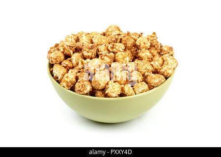 Karamell Popcorn in eine Schüssel auf weißem Hintergrund Stockfoto