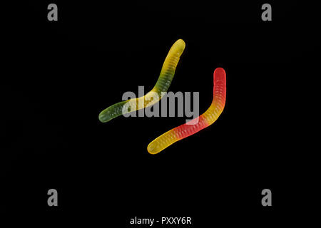 Gummibärchen jelly Wurm candy auf schwarzem Hintergrund. Stockfoto