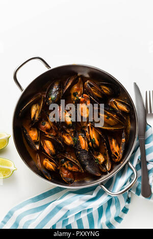 Frisch gekochte Muscheln in einer Pfanne in Tomatensoße. pepata di cozze oder Muscheln marinara. Klassiker der mediterranen italienischen Küche. Isoliert Stockfoto