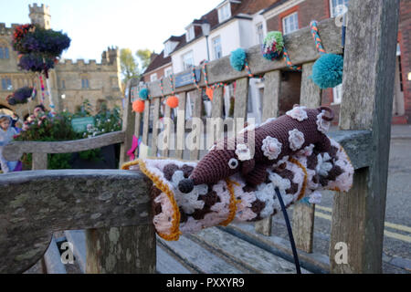 Bunte gestrickte Dekorationen in der Schlacht - East Sussex - Vereinigtes Königreich - (auch als Garn Bombardierung bekannt, Garn storming oder Graffiti stricken) Stockfoto