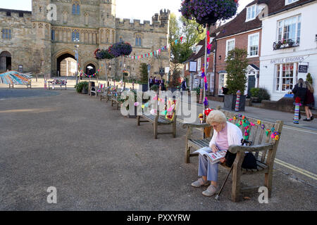 Bunte gestrickte Dekorationen in der Schlacht - East Sussex - Vereinigtes Königreich - (auch als Garn Bombardierung bekannt, Garn storming oder Graffiti stricken) Stockfoto