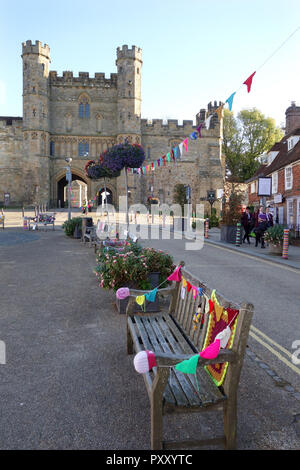 Bunte gestrickte Dekorationen in der Schlacht - East Sussex - Vereinigtes Königreich - (auch als Garn Bombardierung bekannt, Garn storming oder Graffiti stricken) Stockfoto