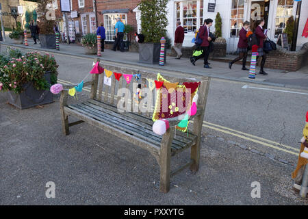 Bunte gestrickte Dekorationen in der Schlacht - East Sussex - Vereinigtes Königreich - (auch als Garn Bombardierung bekannt, Garn storming oder Graffiti stricken) Stockfoto