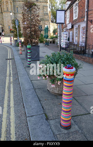 Bunte gestrickte Dekorationen in der Schlacht - East Sussex - Vereinigtes Königreich - (auch als Garn Bombardierung bekannt, Garn storming oder Graffiti stricken) Stockfoto