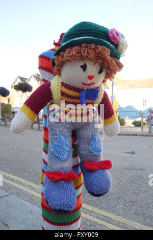 Bunte gestrickte Dekorationen in der Schlacht - East Sussex - Vereinigtes Königreich - (auch als Garn Bombardierung bekannt, Garn storming oder Graffiti stricken) Stockfoto