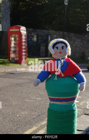 Bunte gestrickte Dekorationen in der Schlacht - East Sussex - Vereinigtes Königreich - (auch als Garn Bombardierung bekannt, Garn storming oder Graffiti stricken) Stockfoto