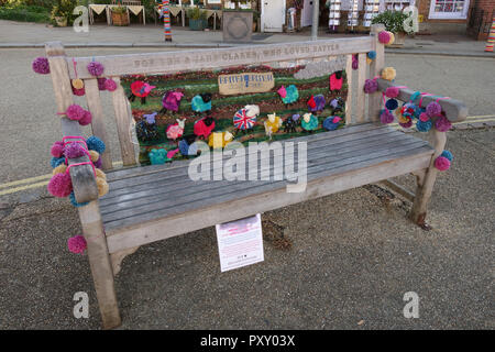 Bunte gestrickte Dekorationen in der Schlacht - East Sussex - Vereinigtes Königreich - (auch als Garn Bombardierung bekannt, Garn storming oder Graffiti stricken) Stockfoto