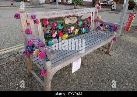 Bunte gestrickte Dekorationen in der Schlacht - East Sussex - Vereinigtes Königreich - (auch als Garn Bombardierung bekannt, Garn storming oder Graffiti stricken) Stockfoto