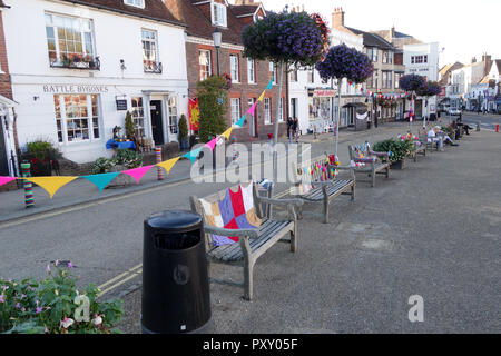 Bunte gestrickte Dekorationen in der Schlacht - East Sussex - Vereinigtes Königreich - (auch als Garn Bombardierung bekannt, Garn storming oder Graffiti stricken) Stockfoto