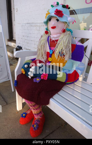 Bunte gestrickte Dekorationen in der Schlacht - East Sussex - Vereinigtes Königreich - (auch als Garn Bombardierung bekannt, Garn storming oder Graffiti stricken) Stockfoto