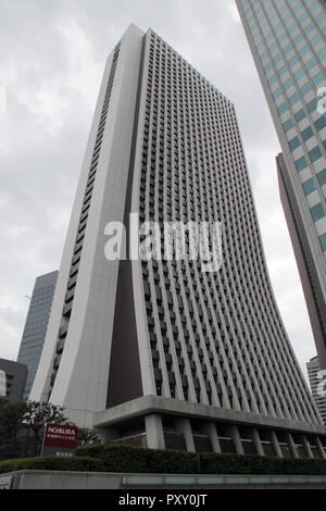 Die nomura Gebäude und die Skyline in der Shinjuku-gegend von Tokio, Japan Stockfoto