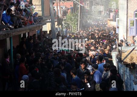 Anantnag, Indien. 24 Okt, 2018. Tausende von Trauernden nahmen an der letzten Riten der Gelehrte drehte Hizb Rebel Dr Sabzar Ah Sofi an seinem Heimatdorf Sangam Anantnag. Credit: Muneeb ul-Islam/Pacific Press/Alamy leben Nachrichten Stockfoto