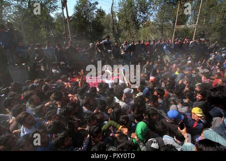 Anantnag, Indien. 24 Okt, 2018. Tausende von Trauernden nahmen an der letzten Riten der Gelehrte drehte Hizb Rebel Dr Sabzar Ah Sofi an seinem Heimatdorf Sangam Anantnag. Credit: Muneeb ul-Islam/Pacific Press/Alamy leben Nachrichten Stockfoto