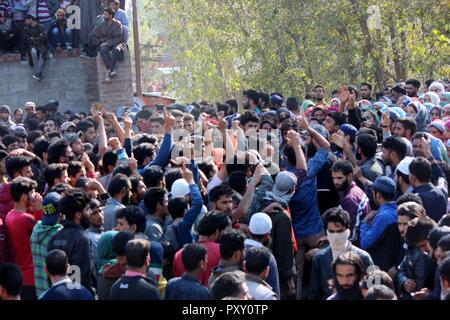 Anantnag, Indien. 24 Okt, 2018. Tausende von Trauernden nahmen an der letzten Riten der Gelehrte drehte Hizb Rebel Dr Sabzar Ah Sofi an seinem Heimatdorf Sangam Anantnag. Credit: Muneeb ul-Islam/Pacific Press/Alamy leben Nachrichten Stockfoto