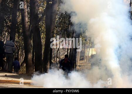 Anantnag, Indien. 24 Okt, 2018. Zu schweren Auseinandersetzungen zwischen Jugendlichen und Sicherheitskräften im Sangam gegen Tötung von PHD rebel Dr Subzar Ahmad, die während der Begegnung an Nowgam Srinagar getötet wurde, zu protestieren. Credit: Muneeb ul-Islam/Pacific Press/Alamy leben Nachrichten Stockfoto