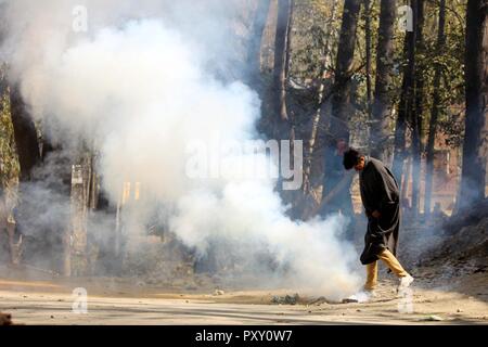 Anantnag, Indien. 24 Okt, 2018. Zu schweren Auseinandersetzungen zwischen Jugendlichen und Sicherheitskräften im Sangam gegen Tötung von PHD rebel Dr Subzar Ahmad, die während der Begegnung an Nowgam Srinagar getötet wurde, zu protestieren. Credit: Muneeb ul-Islam/Pacific Press/Alamy leben Nachrichten Stockfoto