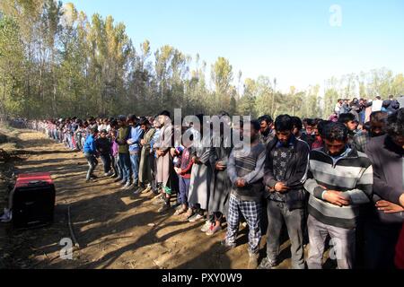 Anantnag, Indien. 24 Okt, 2018. Tausende von Trauernden nahmen an der letzten Riten der Gelehrte drehte Hizb Rebel Dr Sabzar Ah Sofi an seinem Heimatdorf Sangam Anantnag. Credit: Muneeb ul-Islam/Pacific Press/Alamy leben Nachrichten Stockfoto